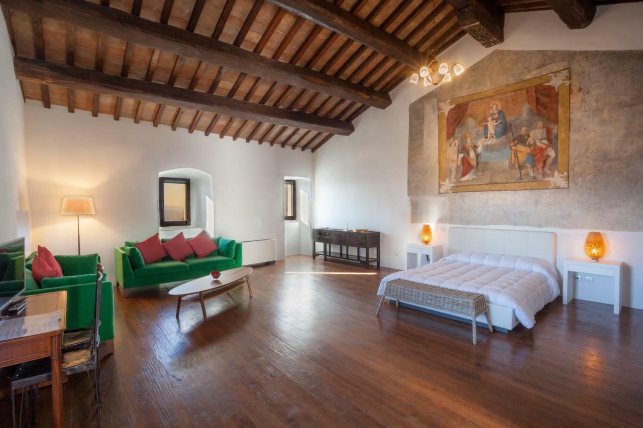 カンペッロ・スル・クリトゥンノ Il Castello Di Campelloアパートホテル エクステリア 写真