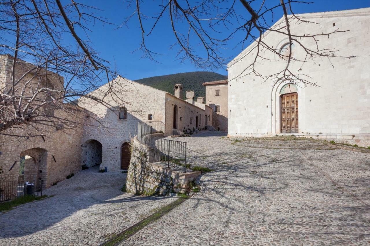 カンペッロ・スル・クリトゥンノ Il Castello Di Campelloアパートホテル エクステリア 写真