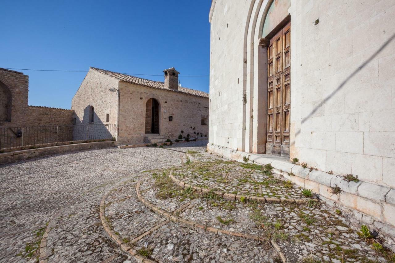 カンペッロ・スル・クリトゥンノ Il Castello Di Campelloアパートホテル エクステリア 写真