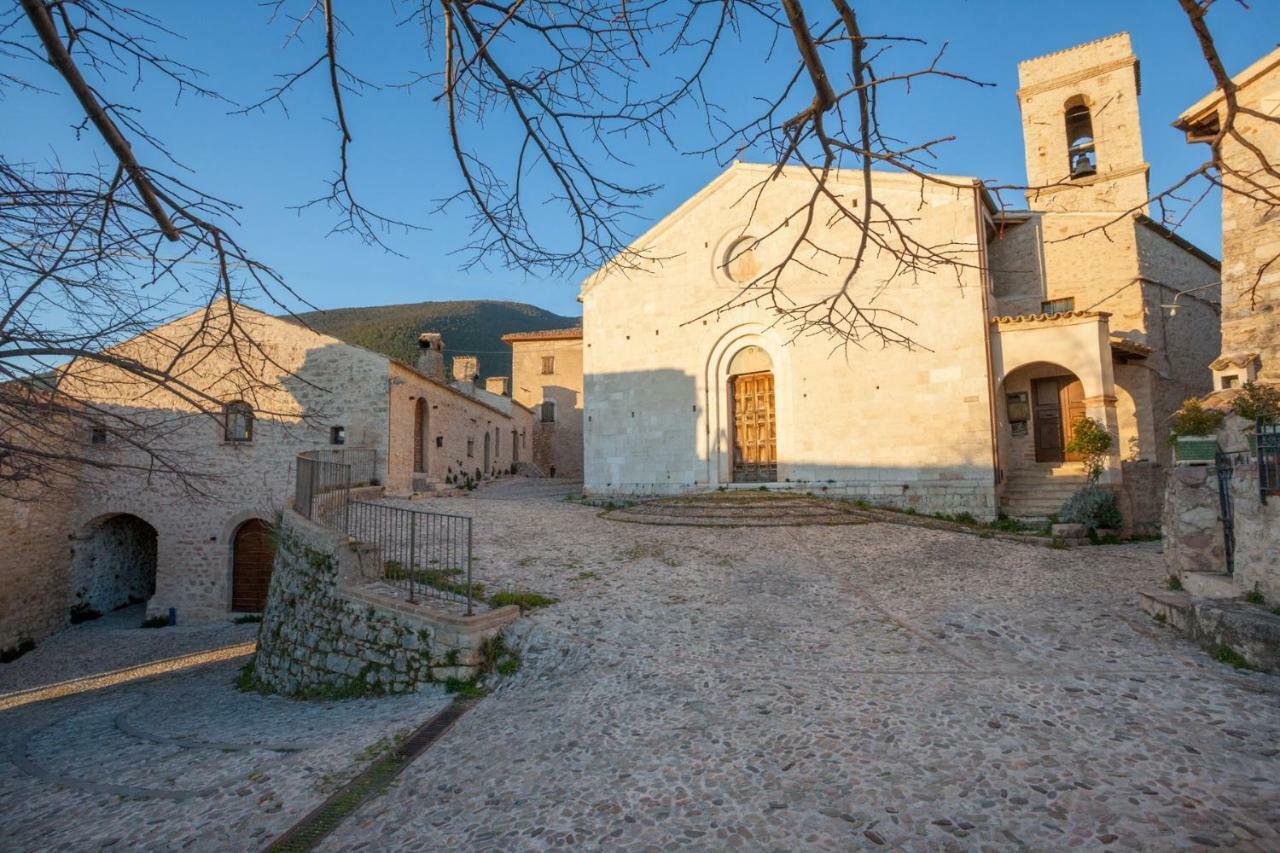 カンペッロ・スル・クリトゥンノ Il Castello Di Campelloアパートホテル エクステリア 写真